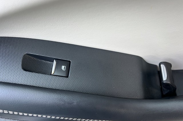 Ford Mustang Mach-E Vehicle Full-screen Gallery Image 21