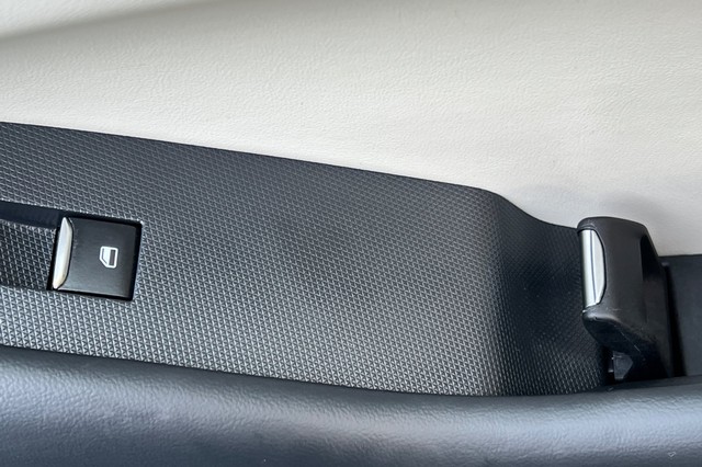 Ford Mustang Mach-E Vehicle Full-screen Gallery Image 22