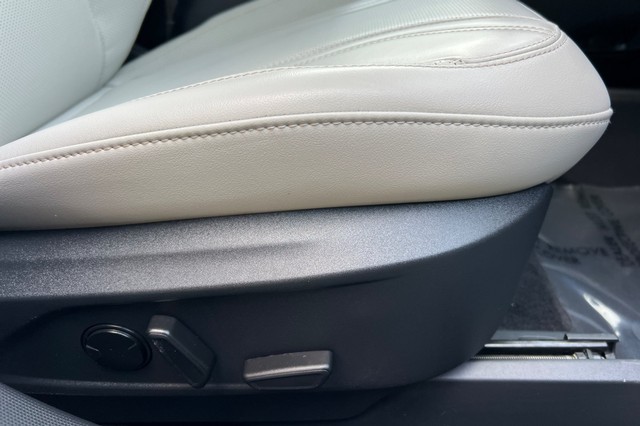 Ford Mustang Mach-E Vehicle Full-screen Gallery Image 23