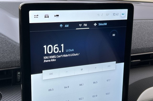 Ford Mustang Mach-E Vehicle Full-screen Gallery Image 25