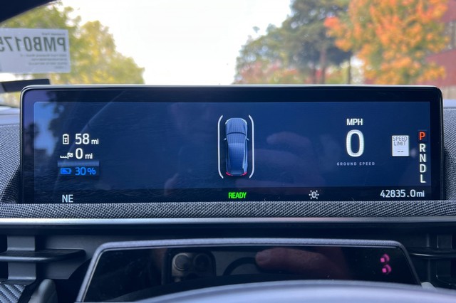 Ford Mustang Mach-E Vehicle Full-screen Gallery Image 38