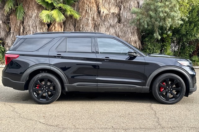 Ford Explorer Vehicle Full-screen Gallery Image 02