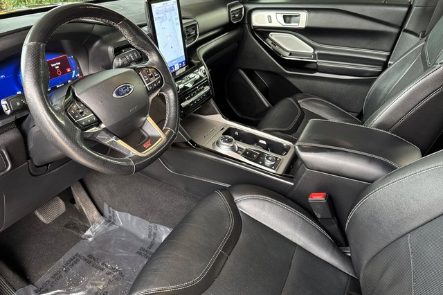 Ford Explorer Vehicle Full-screen Gallery Image 10