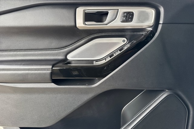 Ford Explorer Vehicle Full-screen Gallery Image 11