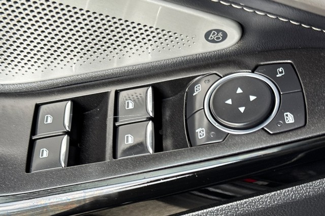 Ford Explorer Vehicle Full-screen Gallery Image 12