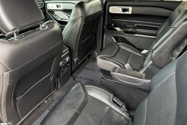 Ford Explorer Vehicle Full-screen Gallery Image 14