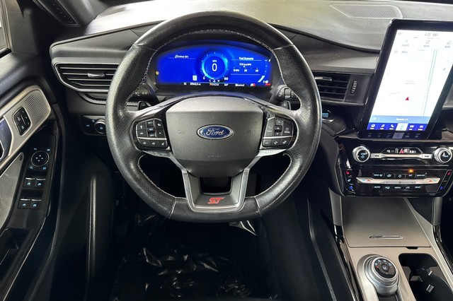 Ford Explorer Vehicle Full-screen Gallery Image 16