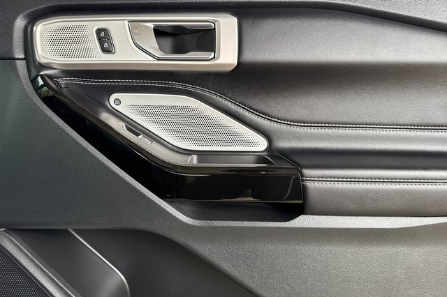 Ford Explorer Vehicle Full-screen Gallery Image 22