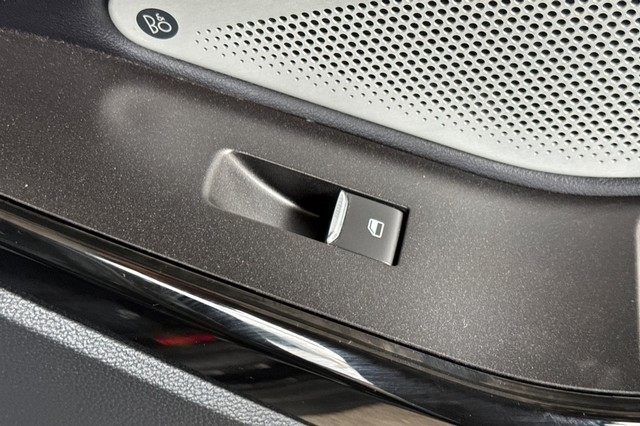 Ford Explorer Vehicle Full-screen Gallery Image 23