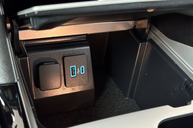 Ford Explorer Vehicle Full-screen Gallery Image 32