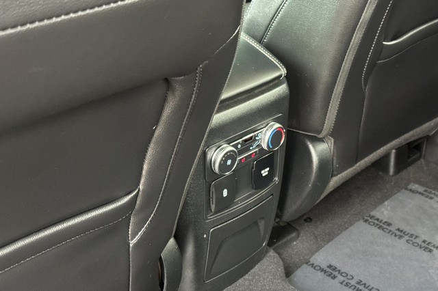 Ford Explorer Vehicle Full-screen Gallery Image 45