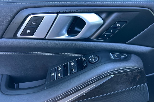 BMW X5 Vehicle Full-screen Gallery Image 10