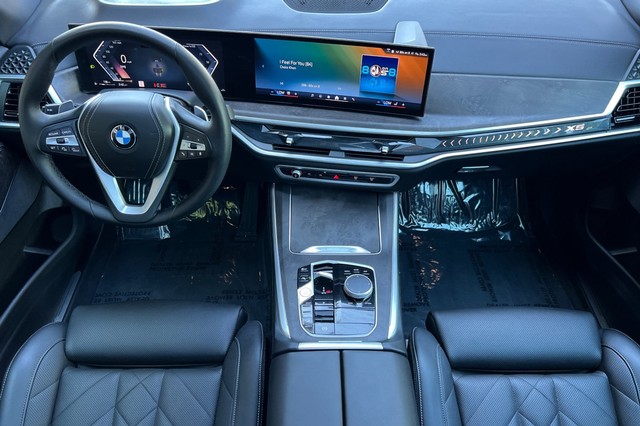 BMW X5 Vehicle Full-screen Gallery Image 14