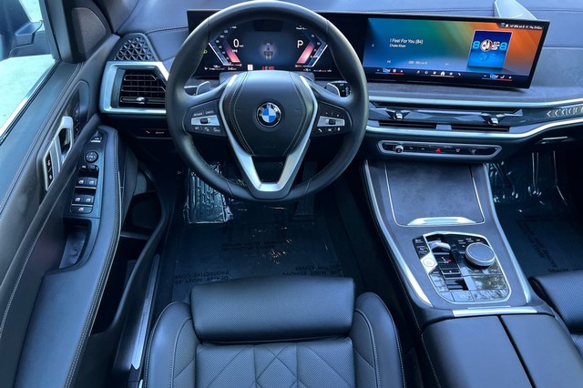 BMW X5 Vehicle Full-screen Gallery Image 15