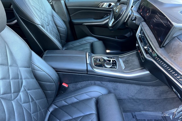 BMW X5 Vehicle Full-screen Gallery Image 18