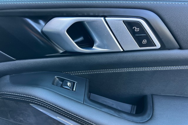 BMW X5 Vehicle Full-screen Gallery Image 20