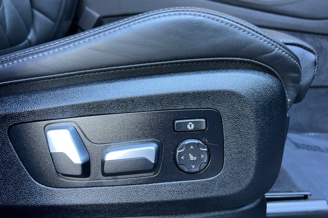 BMW X5 Vehicle Full-screen Gallery Image 22