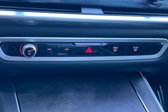 BMW X5 Vehicle Full-screen Gallery Image 29