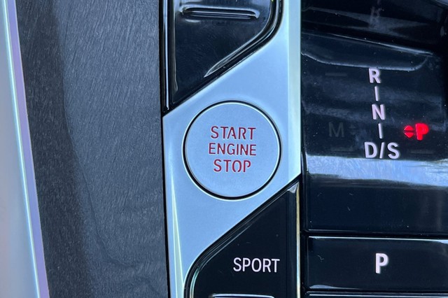 BMW X5 Vehicle Full-screen Gallery Image 33