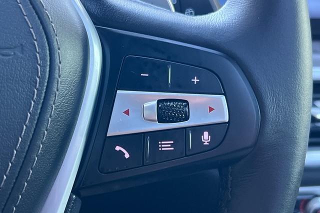 BMW X5 Vehicle Full-screen Gallery Image 37