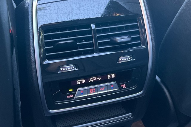 BMW X5 Vehicle Full-screen Gallery Image 42