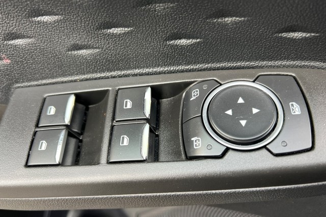 Ford Escape Vehicle Full-screen Gallery Image 10