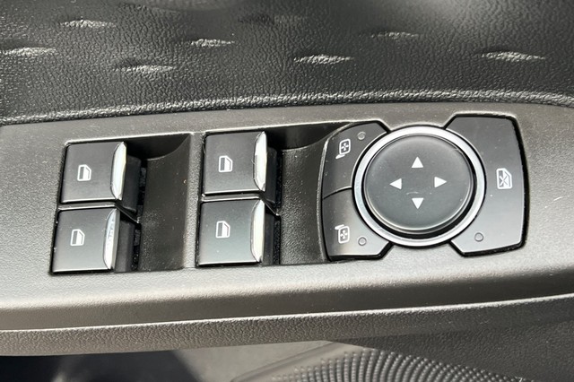 Ford Escape Vehicle Full-screen Gallery Image 11