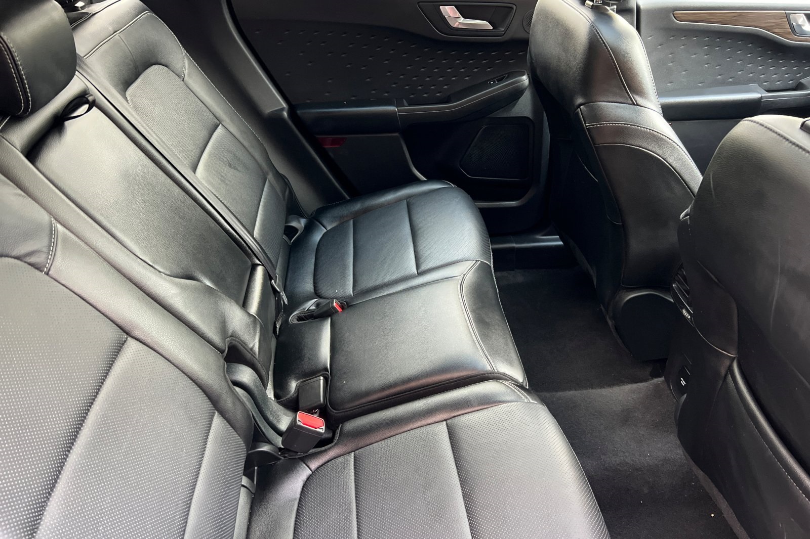 Ford Escape Vehicle Full-screen Gallery Image 17