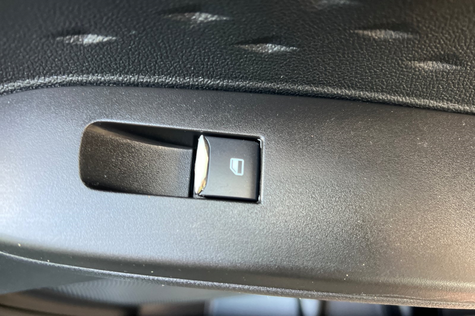 Ford Escape Vehicle Full-screen Gallery Image 20