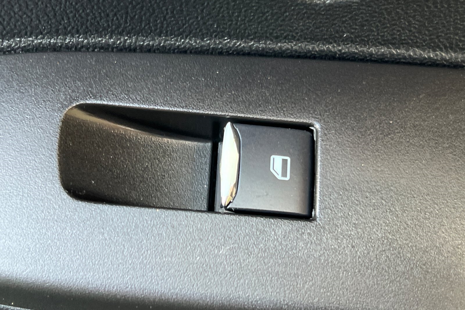 Ford Escape Vehicle Full-screen Gallery Image 21