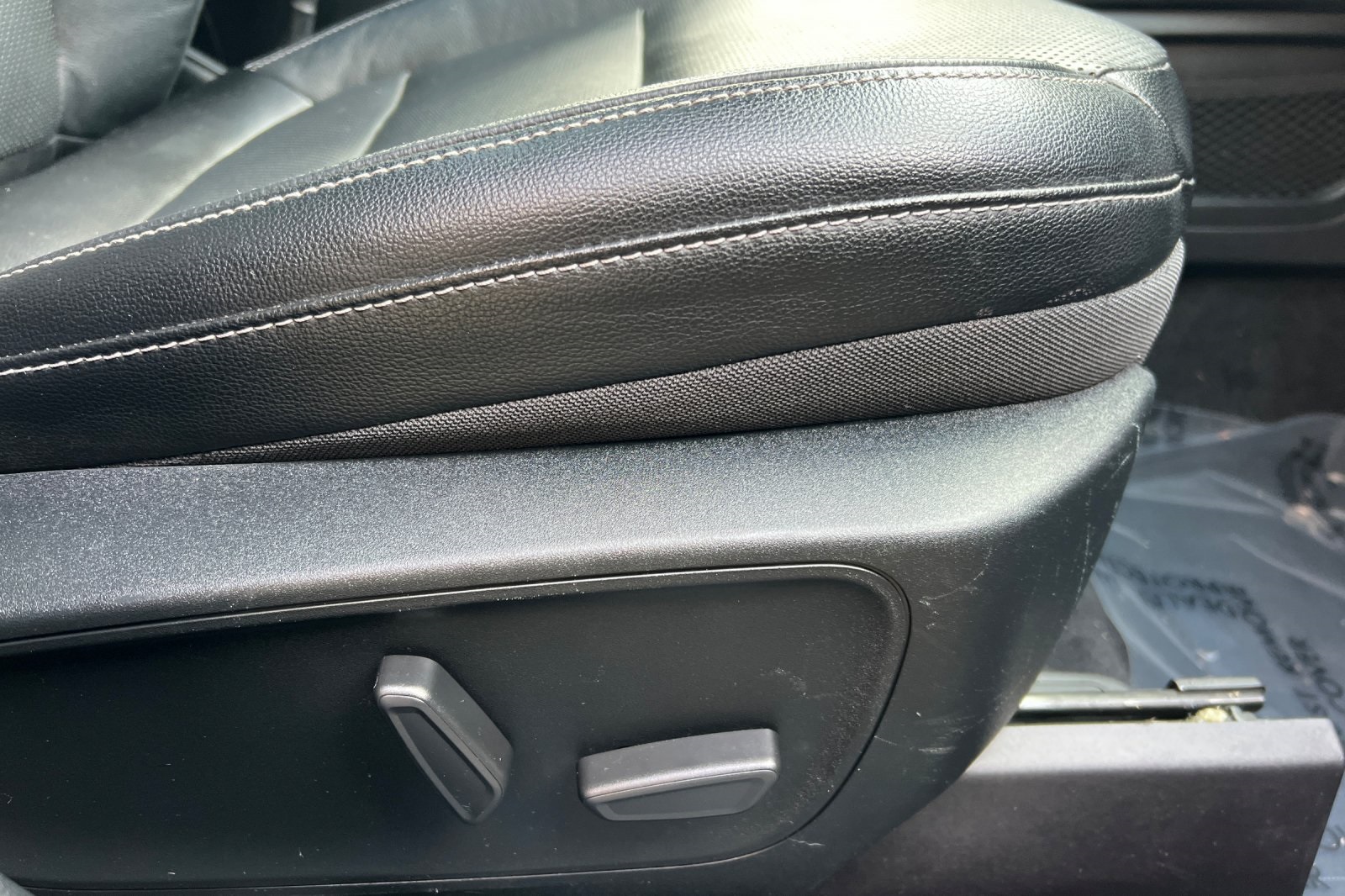 Ford Escape Vehicle Full-screen Gallery Image 22