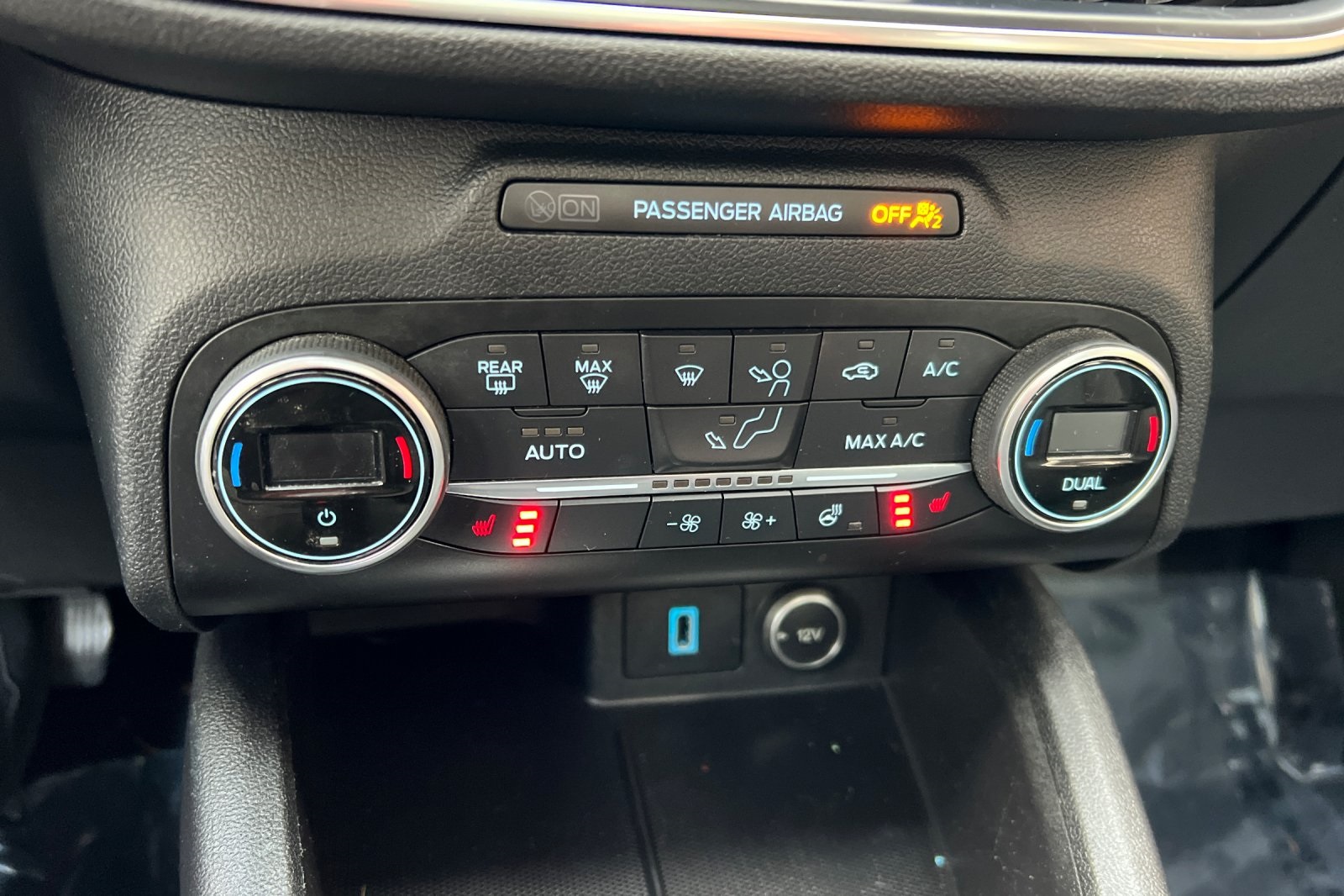 Ford Escape Vehicle Full-screen Gallery Image 26