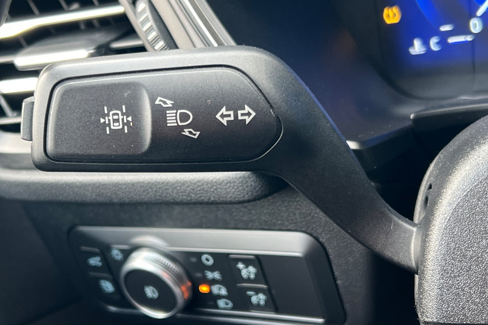 Ford Escape Vehicle Full-screen Gallery Image 35