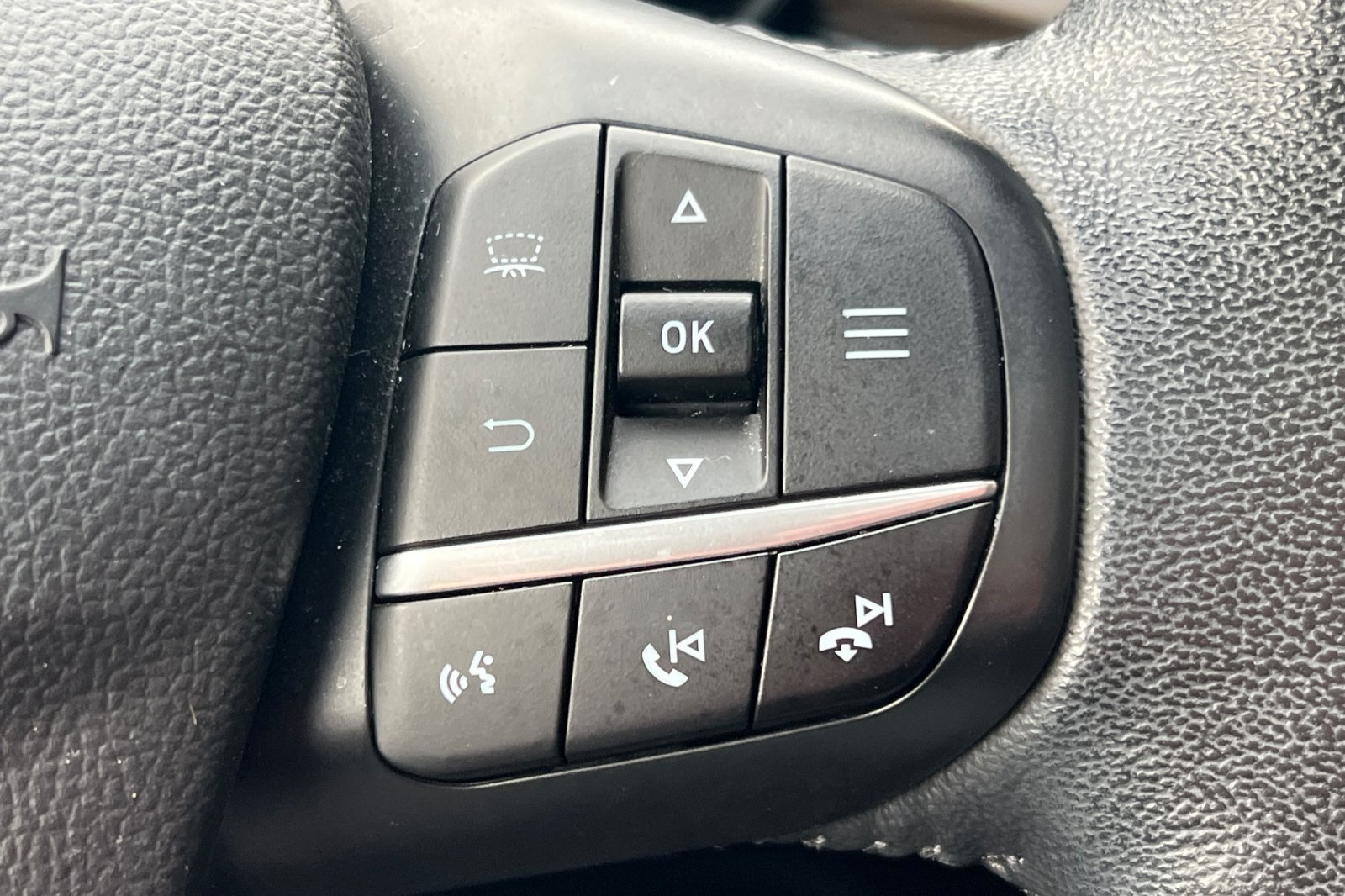 Ford Escape Vehicle Full-screen Gallery Image 36