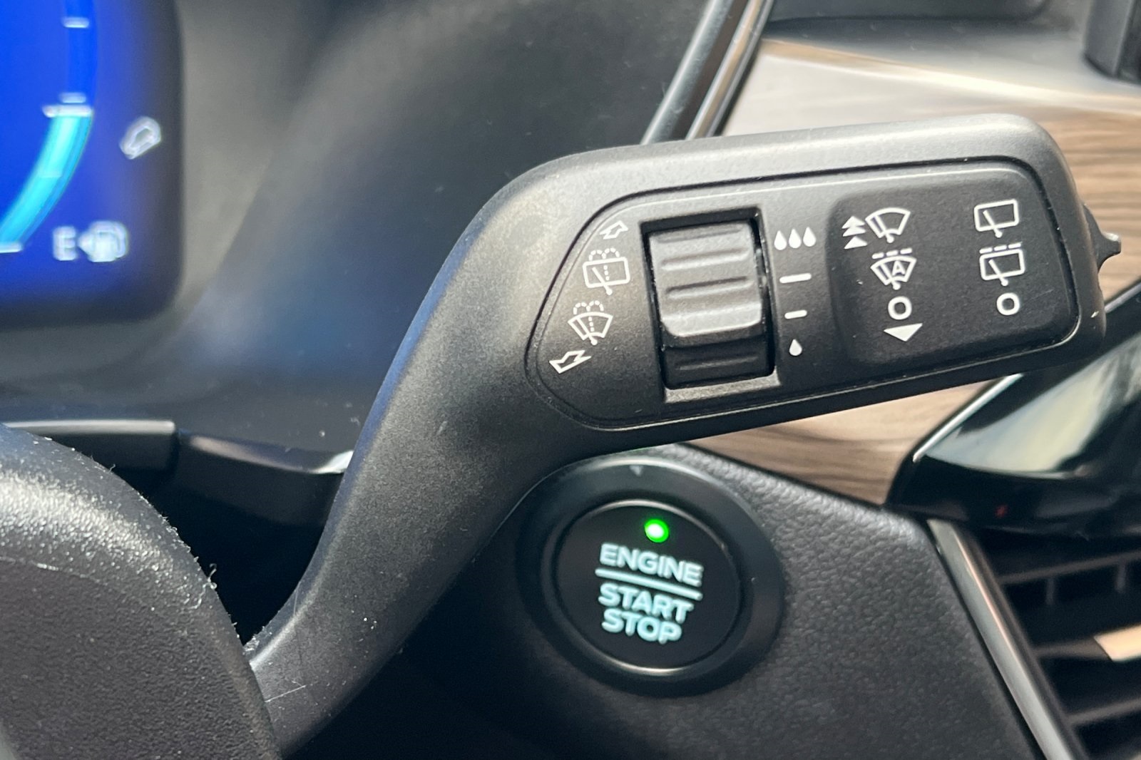 Ford Escape Vehicle Full-screen Gallery Image 37