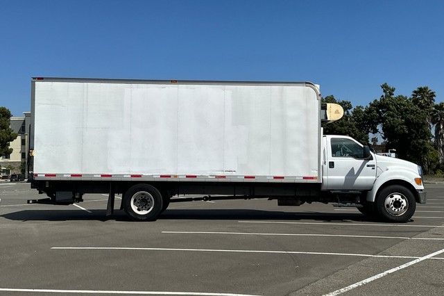 Ford F-650SD Vehicle Full-screen Gallery Image 02