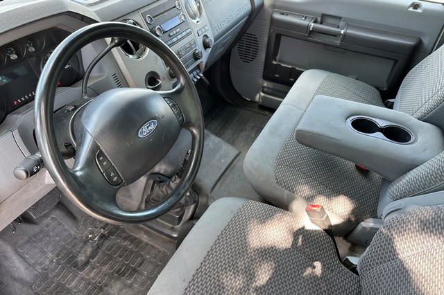 Ford F-650SD Vehicle Full-screen Gallery Image 09