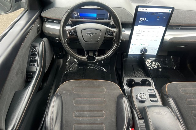 Ford Mustang Mach-E Vehicle Full-screen Gallery Image 16