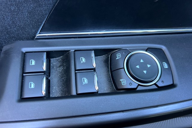 Ford F-150 Vehicle Full-screen Gallery Image 10