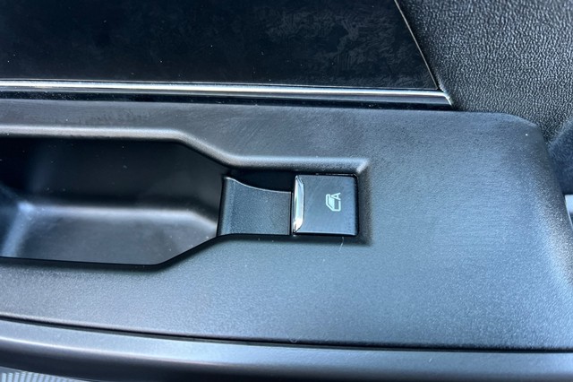 Ford F-150 Vehicle Full-screen Gallery Image 19