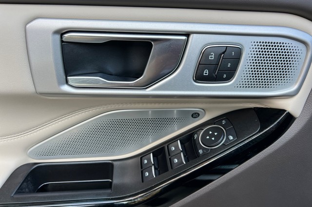 Ford Explorer Vehicle Full-screen Gallery Image 11