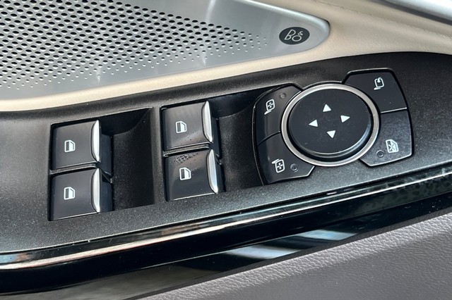 Ford Explorer Vehicle Full-screen Gallery Image 12