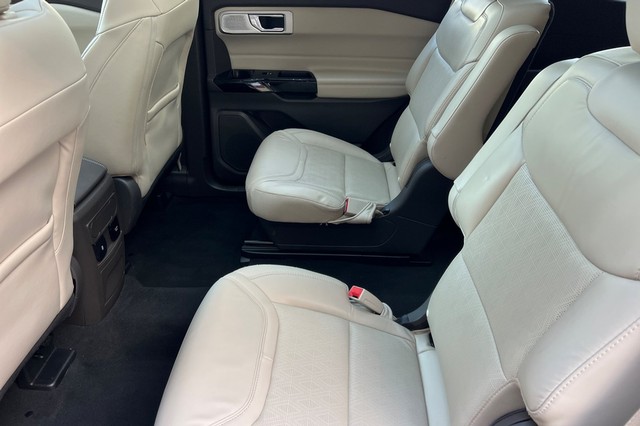 Ford Explorer Vehicle Full-screen Gallery Image 14