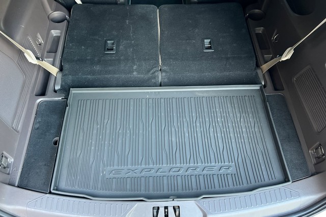 Ford Explorer Vehicle Full-screen Gallery Image 17