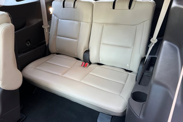 Ford Explorer Vehicle Full-screen Gallery Image 18