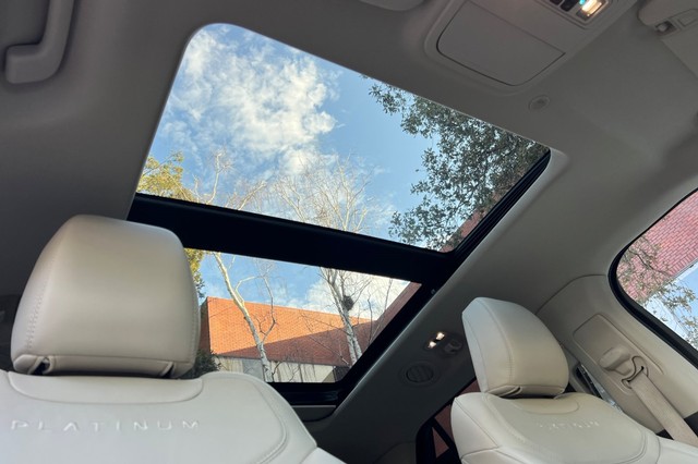 Ford Explorer Vehicle Full-screen Gallery Image 21