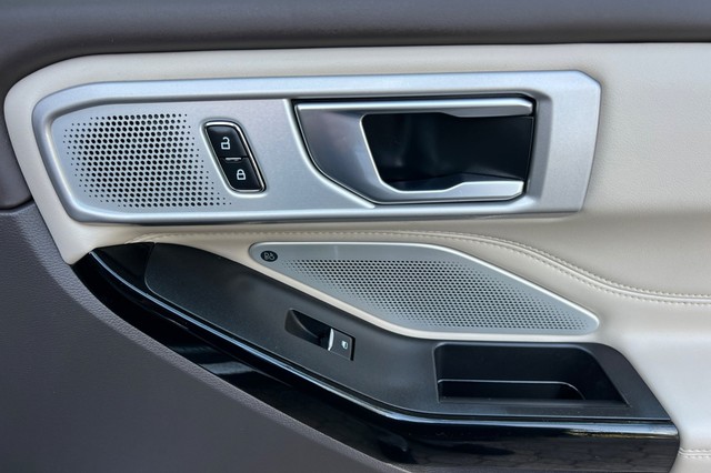 Ford Explorer Vehicle Full-screen Gallery Image 22