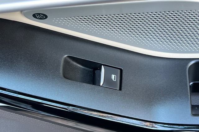 Ford Explorer Vehicle Full-screen Gallery Image 23