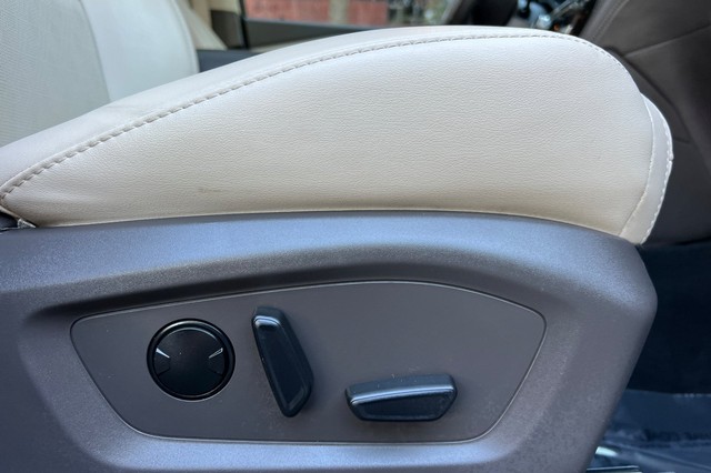 Ford Explorer Vehicle Full-screen Gallery Image 24