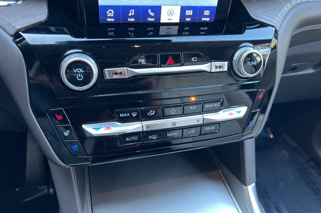 Ford Explorer Vehicle Full-screen Gallery Image 28